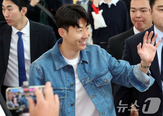 유럽축구연맹(UEFA) 유로파리그 우승 후 홍명보 감독이 이끄는 축구대표팀에 선발된 손흥민이 27일 오후 인천국제공항으로 귀국하며 팬들에게 인사를 하고 있다. 2025.5.27/뉴스1 ⓒ News1 김명섭 기자