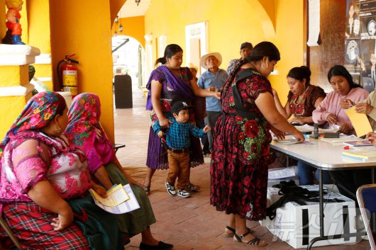 1일(현지시간) 멕시코 오아하카주 산 바르톨로메키알라나 투표소에서 유권자들이 판사 선출을 위한 투표를 하고 있다. ⓒ 로이터=뉴스1