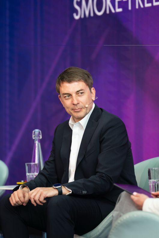 바실리스 가젤리스(Vassilis Gkatzelis) 필립모리스 인터내셔널(Philip Morris International Inc) 동아시아·호주 및 글로벌 면세사업부 총괄 사장은 지난 27일(현지시간) 스위스 뇌샤텔 PMI R&D센터 더 큐브에서 열린 '테크노베이션2025'에서 담배 연기 없는 미래 비전에 대해 설명하고 있다. (필립모리스 제공)