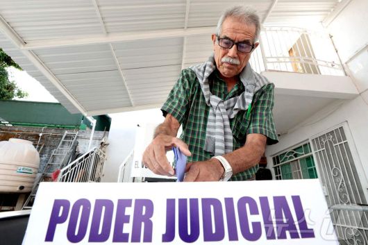 1일(현지시간) 멕시코 할리스코주 과달라하라의 투표소에서 유권자들이 판사 선출 투표를 하고 있다. ⓒ AFP=뉴스1