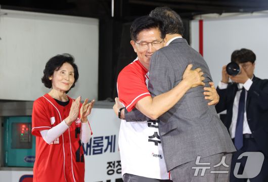 김문수 국민의힘 대통령 후보가 제21대 대통령 선거를 하루 앞둔 2일 오후 서울 중구 서울시청 앞 광장에서 열린 '울려라 함성, 들어라 승리의 메아리' 피날레 유세에서 이낙연 전 국무총리와 포옹하고 있다. 2025.6.2/뉴스1 ⓒ News1 이광호 기자