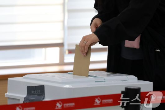 21대 대통령 선거 사전투표 첫날인 29일 오전 충북 청주시 흥덕구 청주시 강서2동 행정복지센터에 마련된 투표소에서 시민들이 소중한 한 표를 행사하고 있다. 2025.5.29/뉴스1 ⓒ News1 김용빈 기자