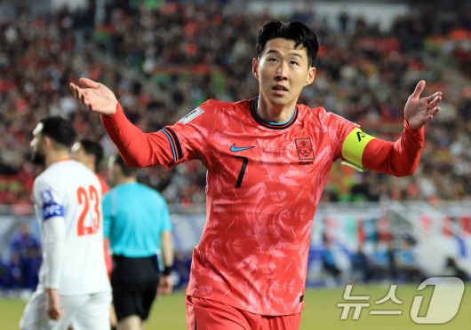 25일 오후 경기도 수원시 팔달구 수원월드컵경기장에서 열린 2026 국제축구연맹(FIFA) 북중미 월드컵 아시아 3차 예선 B조 8차전 대한민국과 요르단의 경기에서 손흥민이 첫 골로 이어진 코너킥을 위해 이동하며 관중 호응을 유도하고 있다. 2025.3.25/뉴스1 ⓒ News1 박정호 기자