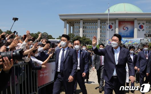 윤석열 전 대통령이 서울 여의도 국회 앞마당에서 열린 제20대 대통령 취임식을 마친 후 시민들에게 인사하고 있다. (대통령실 제공) 2022.5.10/뉴스1 ⓒ News1 오대일 기자
