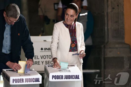 클라우디아 셰인바움 멕시코 대통령이 1일(현지시간) 멕시코 멕시코시티 투표소에서 판사 선출 투표를 하고 있다.  ⓒ AFP=뉴스1