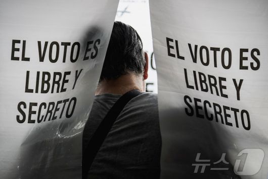1일(현지시간) 멕시코시티 한 투표소에서 유권자들이 판사 선출을 위한 투표를 하고 있다.  ⓒ 로이터=뉴스1