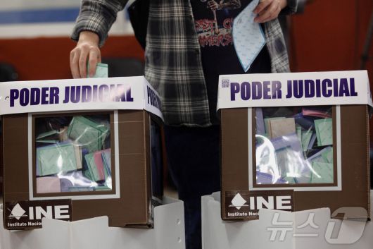 1일(현지시간) 멕시코시티 한 투표소에서 판사 직선제 선출 투표를 하고 있다.ⓒ 로이터=뉴스1