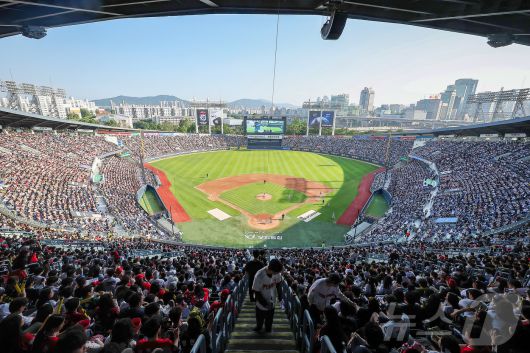 제21대 대통령 선거 투표일인 3일 오후 서울 송파구 잠실야구장에서 열린 프로야구 '2025 신한 SOL뱅크 KBO 리그' KIA 타이거즈와 두산 베어스의 경기를 찾은 야구팬들이 열띤 응원을 펼치고 있다. KBO리그는 이날 역대 최소경기로 500만 관중을 돌파, 흥행 열기를 이어가고 있다. 2025.6.3/뉴스1 ⓒ News1 김진환 기자