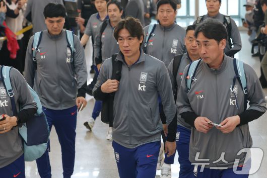 축구 국가대표팀 홍명보 감독이 2일 이라크전 원정경기를 하기 위해 인천국제공항을 통해 출국하고 있다. 대한민국 축구대표팀은 6일 오전 3시15분(한국시간) 이라크와 2026 국제축구연맹(FIFA) 북중미 월드컵 아시아 3차 예선 B조 경기를 치른다. 2025.6.2/뉴스1 ⓒ News1 박세연 기자