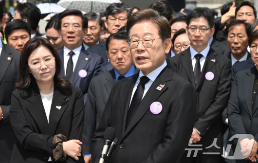 이재명 더불어민주당 대선 후보가 18일 광주 북구 국립5·18민주묘지에서 열린 '제45주기 5·18 민주화운동기념식'에 참석한 뒤 취재진의 질의에 답하고 있다. 2025.5.18/뉴스1 ⓒ News1 국회사진취재단