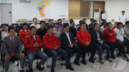 국민의힘 충북도당 관계자들이 3일 오후 충북 청주시 흥덕구 국민의힘 충북도당 사무실에서 21대 대통령선거 출구조사 방송을 지켜보고 있다. 2025.6.3/뉴스1 ⓒ News1 박건영 기자