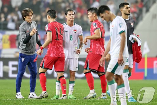 15일 오후 경기 용인시 처인구 용인미르스타디움에서 열린 2026 국제축구연맹(FIFA) 북중미 월드컵 아시아 3차 예선 B조 4차전 대한민국과 이라크의 경기에서 홍명보 대한민국 축구 국가대표팀 감독이 3대2 승리를 확정지은 뒤 문선민 등 선수들을 격려하고 있다. 2024.10.15/뉴스1 ⓒ News1 민경석 기자