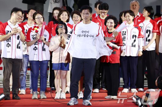 김문수 국민의힘 대통령 후보가 제21대 대통령 선거를 하루 앞둔 2일 오후 서울 중구 서울시청 앞 광장에서 열린 '울려라 함성, 들어라 승리의 메아리' 피날레 유세에서 '국민이 자랑스럽습니다'라고 적힌 티셔츠를 보여주고 있다. 2025.6.2/뉴스1 ⓒ News1 김민지 기자
