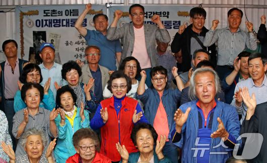 3일 오후 이재명 더불어민주당 대통령 후보의 고향인 경북 안동시 예안면 도촌리 경로당에 모여여 출구조사 결과를 지켜던 주민들이 이재명 후보가 앞선다는 소식에 환호성을 터뜨리고 있다. 2025.6.3/뉴스1 ⓒ News1 공정식 기자