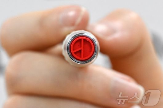 제21대 대통령 선거 본투표를 하루 앞둔 2일 서울 용산구 청파로 청파도서관·청파동자치회관 별관 대강당에 마련된 청파동 제1투표소에서 관계자가 기표용구를 들어 보이고 있다. (공동취재) 2025.6.2/뉴스1 ⓒ News1 박정호 기자