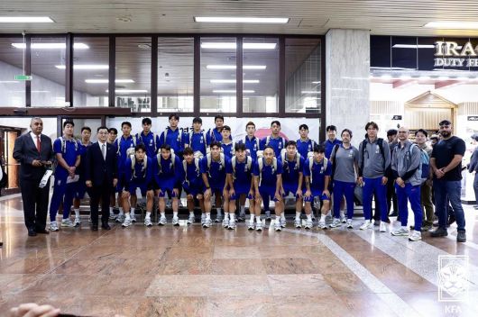 2026 FIFA 북중미 월드컵 3차 예선을 위해 출국한 대한민국 축구대표팀이 지난 2일(현지시간) 이라크 바스라 국제공항에 도착해 단체 사진을 촬영하고 있다. (대한축구협회 제공. 재판매 및 DB 금지) 2025.6.3/뉴스1