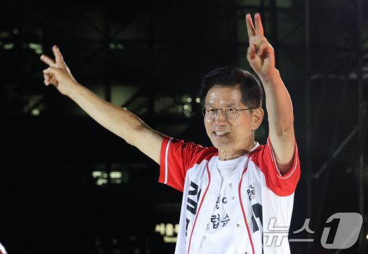 김문수 국민의힘 대통령 후보가 제21대 대통령 선거를 하루 앞둔 2일 오후 서울 중구 서울시청 앞 광장에서 열린 '울려라 함성, 들어라 승리의 메아리' 피날레 유세에서 시민들에게 인사하고 있다. 2025.6.2/뉴스1 ⓒ News1 이광호 기자