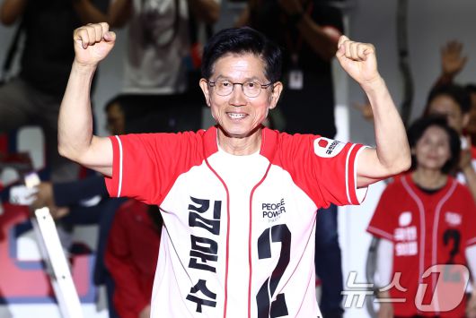 김문수 국민의힘 대통령 후보가 제21대 대통령 선거를 하루 앞둔 2일 오후 서울 중구 서울시청 앞 광장에서 열린 '울려라 함성, 들어라 승리의 메아리' 피날레 유세에서 지지를 호소하고 있다. 2025.6.2/뉴스1 ⓒ News1 김민지 기자