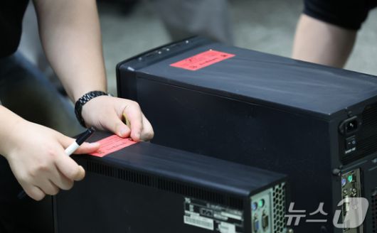 서울 강북경찰서 범죄예방질서계 소속 경찰관들이 지난 5월 무허가 사행성 불법 게임장 단속을 하고 있다. 2025.6.3 ⓒ 뉴스1 장수영 기자