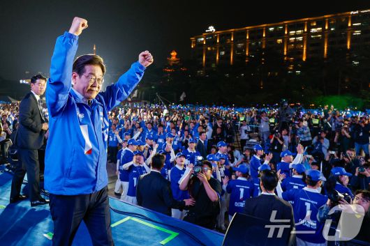 이재명 더불어민주당 대통령 후보가 제21대 대통령선거를 하루 앞둔 2일 오후 서울 영등포구 여의도공원에서 마지막 유세를 마친 뒤 인사하고 있다. 2025.6.2/뉴스1 ⓒ News1 안은나 기자