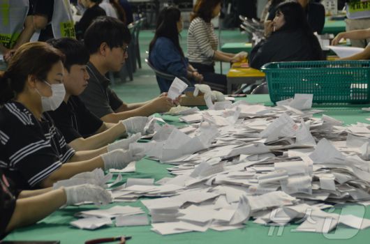 제21대 대통령 선거의 개표가 3일 강원 원주시 원주종합체육관에서 진행되고 있다. 2025.6.3/뉴스1 ⓒ News1 신관호 기자