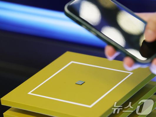 23일 서울 강남구 코엑스에서 열린 ‘제26회 반도체대전(SEDEX)’에서 관람객들이 SK하이닉스의 '5세대 고대역폭메모리(HBM3E)'를 살펴보고 있다. 이번 전시는 'AI 반도체와 최첨단 패키지 기술의 융합'이라는 주제로 이날 부터 오는 25일까지 진행된다. 2024.10.23/뉴스1 ⓒ News1 황기선 기자