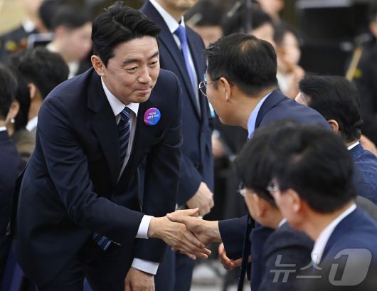 대통령실 비서실장에 내정된 강훈식 더불어민주당 의원이 4일 오전 서울 여의도 국회의사당에서 열린 이재명 제21대 대통령 취임선서에 참석하고 있다. 2025.6.4/뉴스1 ⓒ News1 국회사진기자단