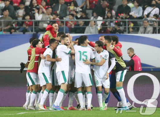 15일 오후 경기 용인시 처인구 용인미르스타디움에서 열린 2026 국제축구연맹(FIFA) 북중미 월드컵 아시아 3차 예선 B조 4차전 대한민국과 이라크의 경기, 동점골을 넣은 이라크 아이만 후세인과 선수들과 기뻐하고 있다. 2024.10.15/뉴스1 ⓒ News1 김영운 기자
