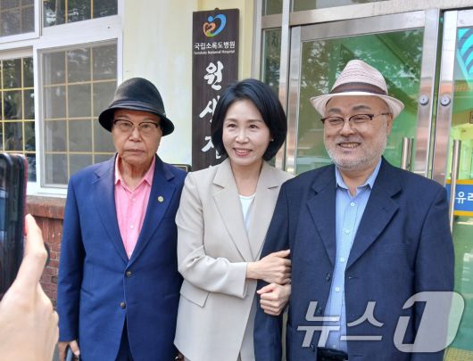 지난달 27일 오전 이재명 더불어민주당 대통령 후보의 배우자 김혜경 여사가 전남 고흥군 소록도에서 주민들과 사진을 찍고 있다. (소록도 주민자치회 제공. 재판매 및 DB금지) 2025.5.27/뉴스1