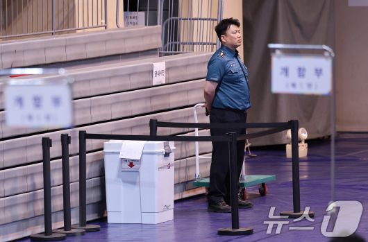 제21대 대통령선거 개표가 진행된 3일 오후 서울 서대문구 명지전문대 체육관에서 일부 투표함의 봉인지 상태가 훼손된 채 발견돼 임시 펜스를 설치해 접근을 차단하고 있다. 2025.6.3/뉴스1 ⓒ News1 박지혜 기자