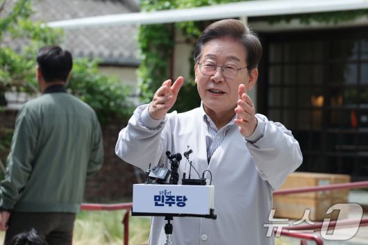 이재명 더불어민주당 대통령 후보가 2차 골목골목 경청투어 마지막 날인 7일 오후 전북 전주시의 카페 앞에서 공직선거법 위반 사건 파기환송심 첫 공판기일 연기에 대한 입장을 밝히고 있다. 2025.5.7/뉴스1 ⓒ News1 안은나 기자