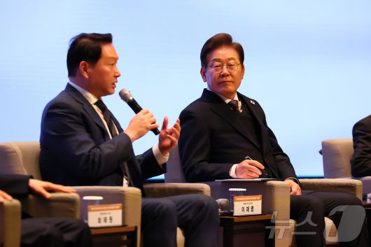 이재명 더불어민주당 대선후보가 8일 오전 서울 중구 대한상공회의소에서 열린 대선후보 초청 경제5단체장 간담회에서 최태원 대한상의 회장의 정책 발언을 듣고 있다. 2025.5.8/뉴스1 ⓒ News1 국회사진취재단