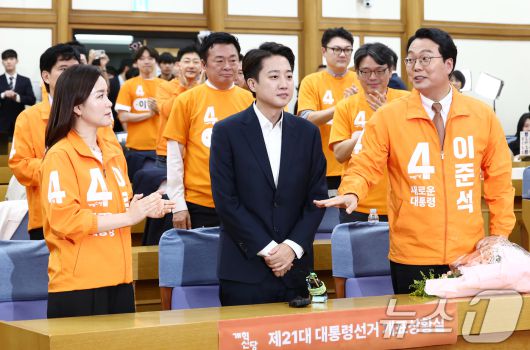 이준석 개혁신당 대통령 후보가 3일 서울 여의도 국회 의원회관에 마련된 제21대 대통령선거 개표상황실에서 입장을 밝히기 위해 자리하고 있다. 2025.6.3/뉴스1 ⓒ News1 김민지 기자