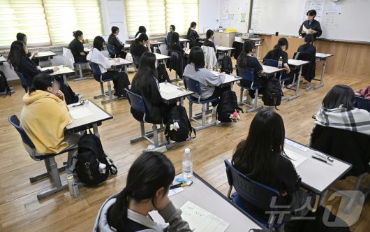 2026학년도 대학수학능력시험 6월 모의평가가 치러진 4일 서울 영등포구 여의도여자고등학교에서 학생들이 시험 준비를 하고 있다. 2025.6.4/뉴스1 ⓒ News1 사진공동취재단