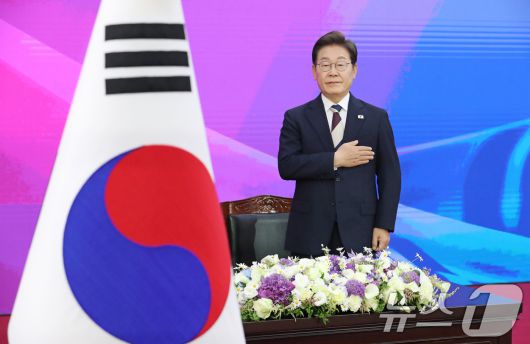 이재명 대통령이  4일 서울 여의도 국회 본청 로텐더홀에서 열린 제21대 대통령 취임 선서에서 국민의례를 하고 있다. 2025.6.4/뉴스1 ⓒ News1 국회사진기자단