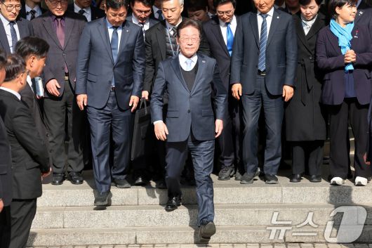 이재명 더불어민주당 대표가 26일 서울 서초구 서울고등법원에서 열린 공직선거법 위반 사건 항소심에서 무죄를 선고받은 뒤 청사를 떠나고 있다. 서울고법 형사6-2부(부장판사 최은정 이예슬 정재오)는 이날 공직선거법 위반 혐의로 기소된 이 대표에게 징역 1년 집행유예 2년을 선고한 원심을 파기하고 무죄를 선고했다. 2025.3.26/뉴스1 ⓒ News1 사진공동취재단