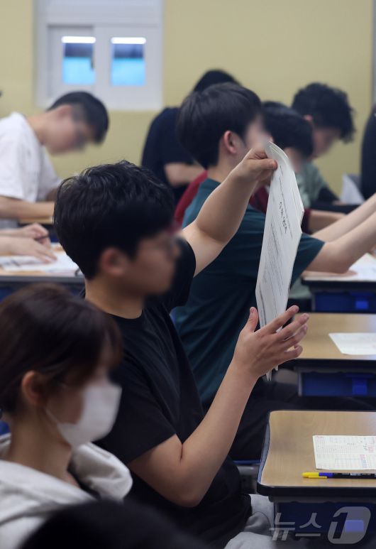 재수생들이 2026학년도 대학수학능력시험 6월 평가원 모의고사 시행일인 4일 오전 서울 양천구 종로학원 고사실에서 시험지를 배부받고 있다. (공동취재) 2025.6.4/뉴스1 ⓒ News1 이승배 기자