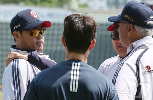 조성환 두산 베어스 감독대행이 3일 오후 서울 송파구 잠실야구장에서 열리는 프로야구 '2025 신한 SOL뱅크 KBO 리그' KIA 타이거즈와의 경기를 앞두고 코칭스테프와 대화를 나누고 있다. 2025.6.3/뉴스1 ⓒ News1 김진환 기자