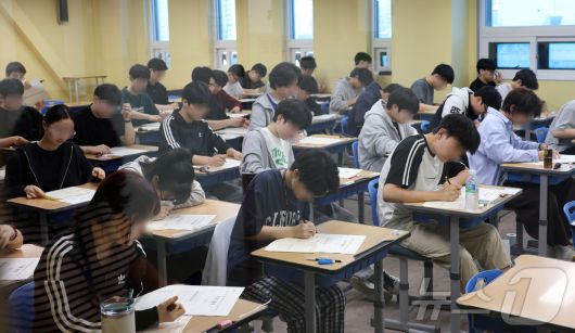 재수생들이 2026학년도 대학수학능력시험 6월 평가원 모의고사 시행일인 4일 오전 서울 양천구 종로학원 고사실에서 문제를 풀고 있다. (공동취재) 2025.6.4/뉴스1 ⓒ News1 이승배 기자