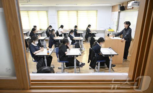 2026학년도 대학수학능력시험 6월 모의평가가 치러진 4일 서울 영등포구 여의도여자고등학교에서 학생들이 시험 준비를 하고 있다. 2025.6.4/뉴스1 ⓒ News1 사진공동취재단