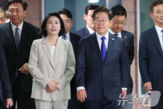 이재명 더불어민주당 대통령 후보가 3일 밤 당선이 확실시된 가운데 인천 계양구 자택을 나서고 있다. 2025.6.3/뉴스1 ⓒ News1 이동해 기자