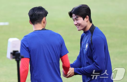 대한민국 축구 국가대표팀 설영우와 손흥민이 3일 오후 경기 고양시 고양종합운동장에서 가진 소집훈련을 참석하며 인사를 나누고 있다. 대표팀은 오는 5일 서울 상암월드컵경기장에서 팔레스타인과 2026 국제축구연맹(FIFA) 북중미 월드컵 3차 예선 1차전을 치른다. 2024.9.3/뉴스1 ⓒ News1 김도우 기자