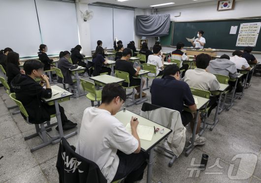 2026학년도 대학수학능력시험 6월 모의고사가 치러진 4일 오전 서울 광진구 광남고등학교에서 3학년 학생들이 시험 준비를 하고 있다. 2025.6.4/뉴스1 ⓒ News1 사진공동취재단