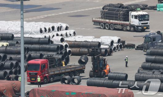경기 평택시 포승읍 평택항 수출 야적장에 철강 제품이 쌓여있는 모습. /뉴스1 ⓒ News1 김영운 기자