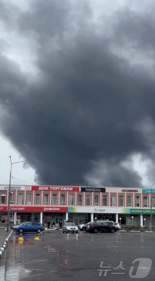 우크라이나가 1일(현지시간) 러시아의 공군기지 네 곳을 드론으로 타격했다. 우크라이나는 러시아 영토 내에 드론을 몰래 들여놓았다가 발진시켜 러시아 폭격기 41대를 파괴했다. 사진은 무르만스크 올레냐 공군기지 인근의 모습. 2025.06.01 ⓒ 로이터=뉴스1 ⓒ News1 권영미 기자
