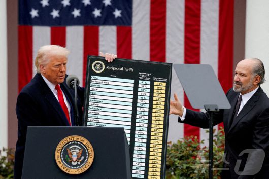 도널드 트럼프 미국 대통령이 국가별 상호관세율을 표시한 차트를 들어보이고 있다. ⓒ 로이터=뉴스1 ⓒ News1 류정민 특파원