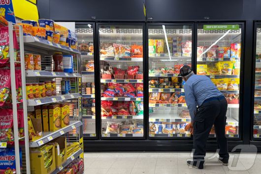 2025년 5월 28일, 일리노이주 시카고의 달러 제너럴 매장에서 한 사람이 쇼핑하고 있다. 2025.5.28 ⓒ AFP=뉴스1 ⓒ News1 강민경 기자