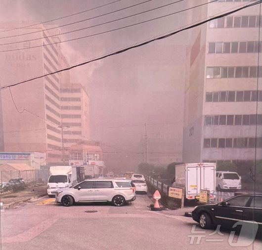 지난달 17일 발생한 광주 광산구 소촌동 금호타이어 광주공장 화재 당시 인근 주택가의 모습.(독자제공. 재판매 및 DB 금지) ⓒ News1 이승현 기자