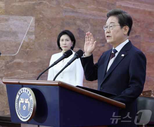 이재명 대통령이 4일 오전 국회 본청 로텐더홀에서 열린 제21대 대통령 취임 선서 행사에서 선서를 하고 있다. 2025.6.4/뉴스1 ⓒ News1 국회사진기자단