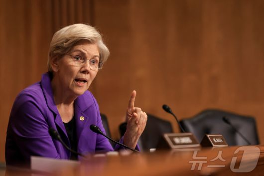 미국 연방상원의원 엘리자베스 워런(민주·매사추세츠주)이 2025년 4월 8일 워싱턴 D.C.의 국회의사당에서 도널드 트럼프 미국 대통령의 무역 정책에 대한 상원 재무위원회 청문회에서 미국 무역대표 제이미슨 그리어의 증언을 듣고 있다. 2025.4.8 ⓒ 로이터=뉴스1 ⓒ News1 강민경 기자